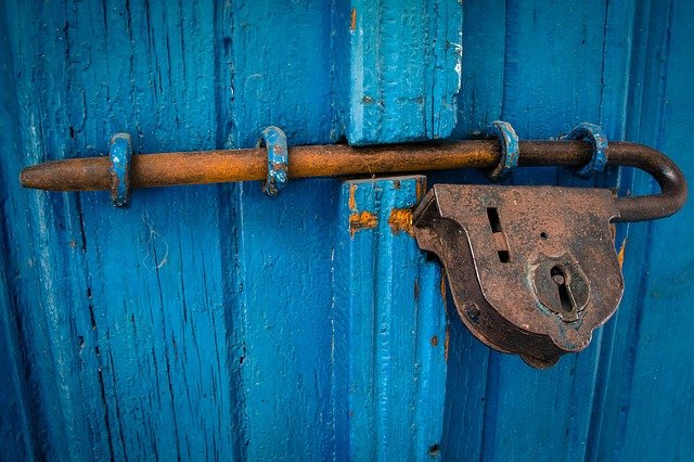 Barre de sécurité pour porte d’entrée : Laquelle choisir ?