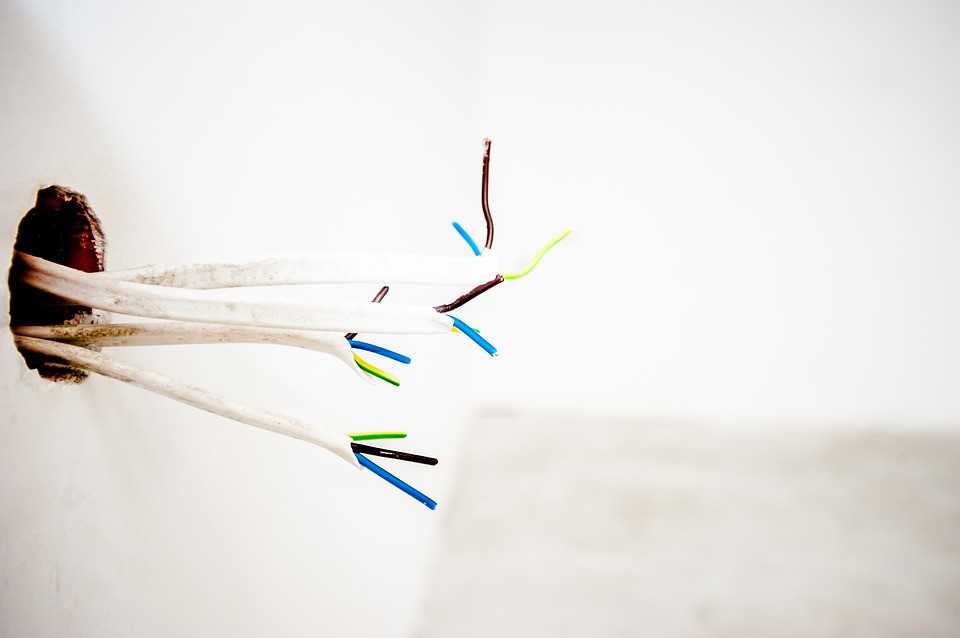 Couleur fil électrique : Comment savoir où est la phase et le neutre ?
