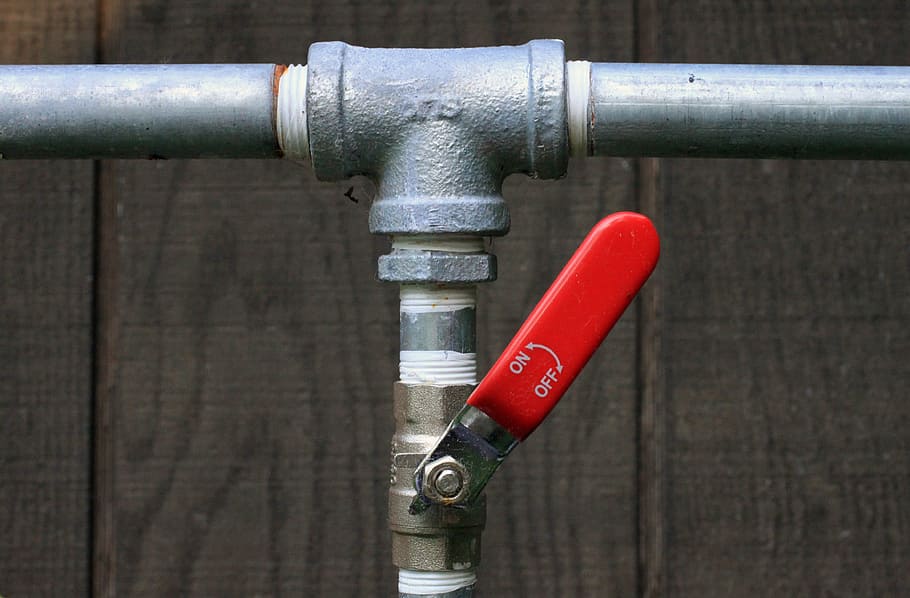 Comment colmater une fuite d’eau sous pression ?