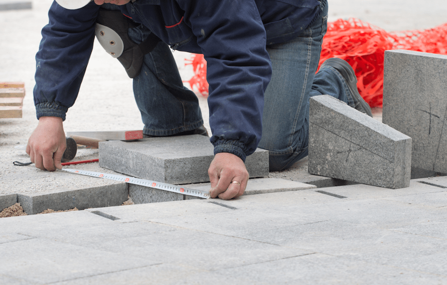 préparation du sol pavé jardin