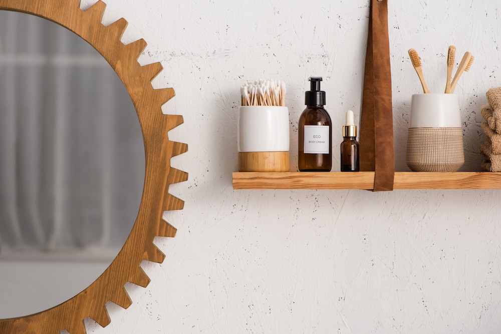 Comment moderniser un miroir en bois ?