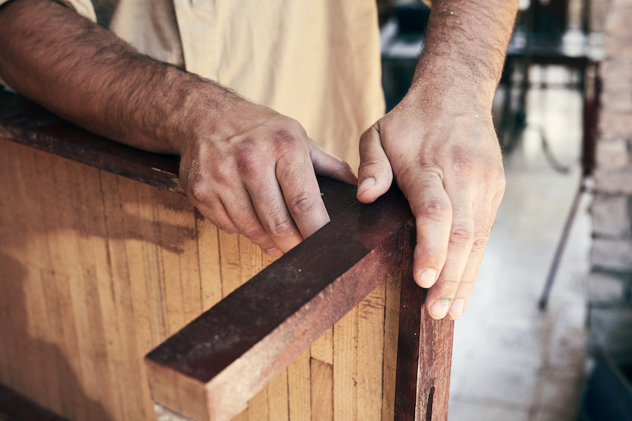 Comment relooker une table basse en bois ?