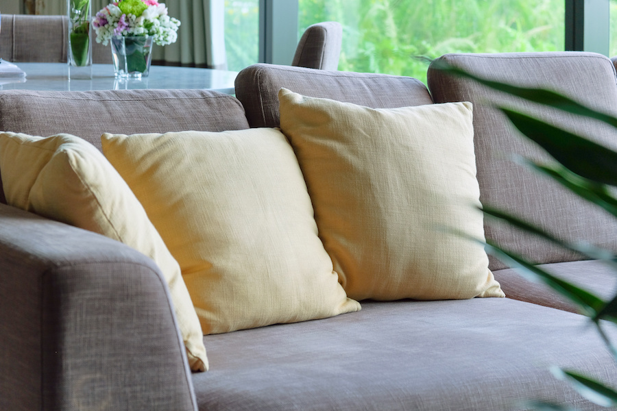 Comment nettoyer un canapé en tissu ?