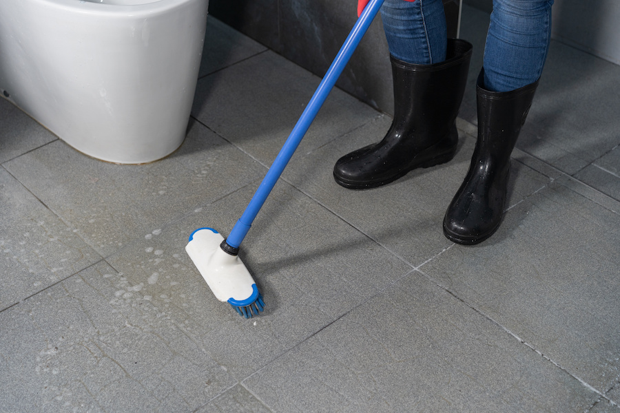 Comment nettoyer un carrelage neuf qui laisse sans arrêt voile blanc ?