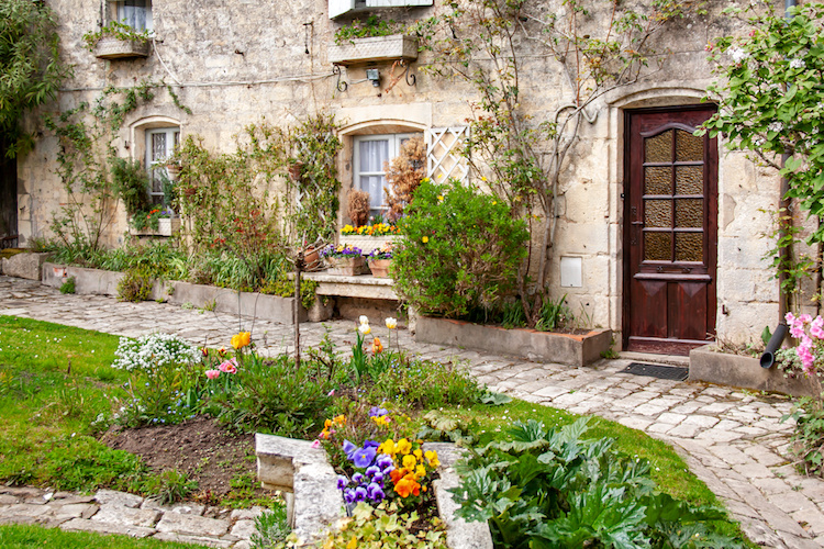 Comment habiller un mur extérieur abimé ?